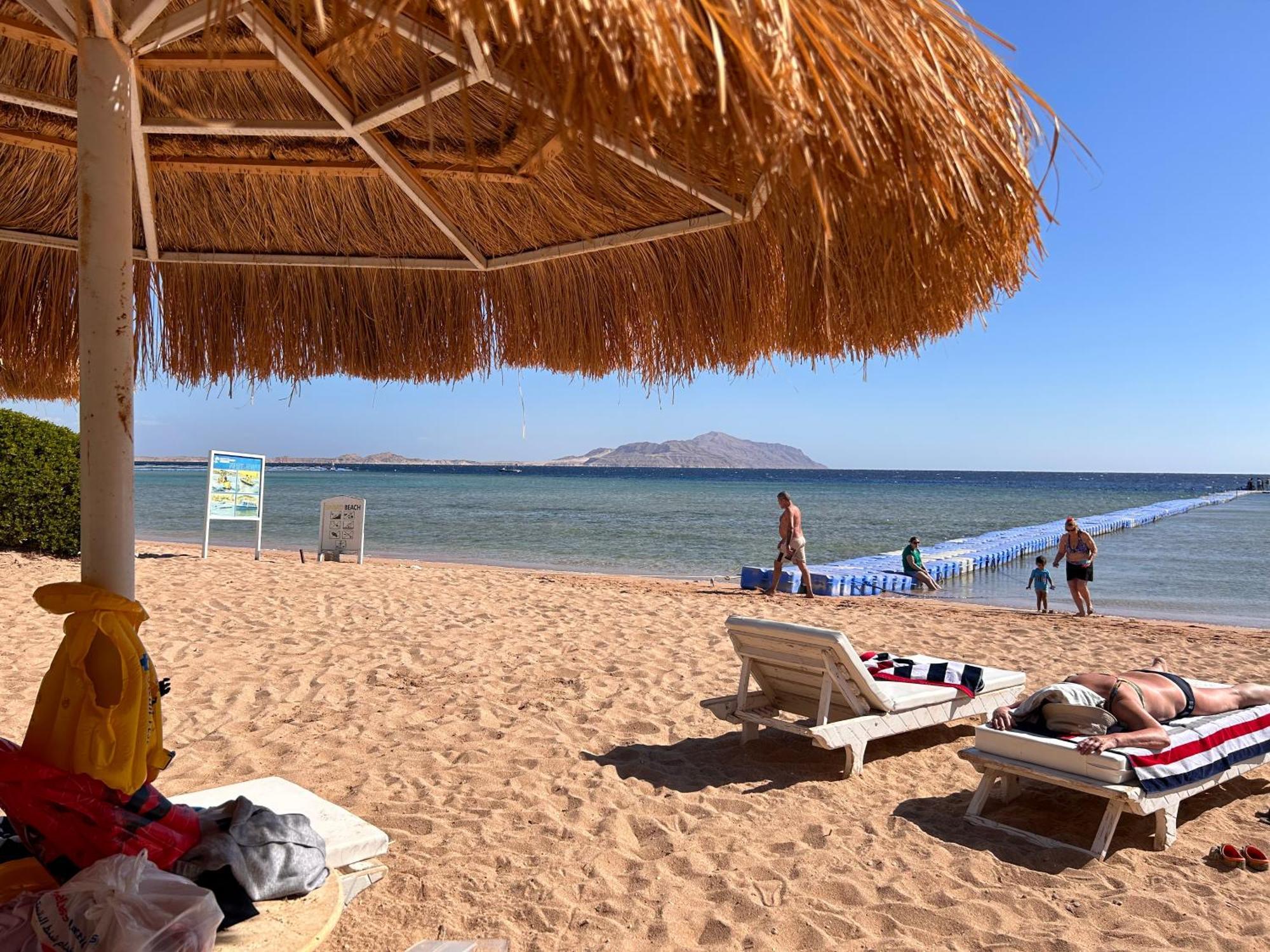 3-Bedroom Apartment On The Third Floor With 3 Balconies And Lovely Pool View, Street View And Free Beach Access In Sharm Hills Resort 外观 照片
